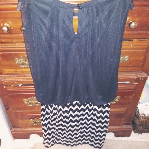 Elegant dress - Picture 2 of 2